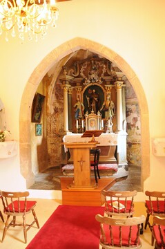 Pogled na prezbiterij in oltar sv. Lenarta